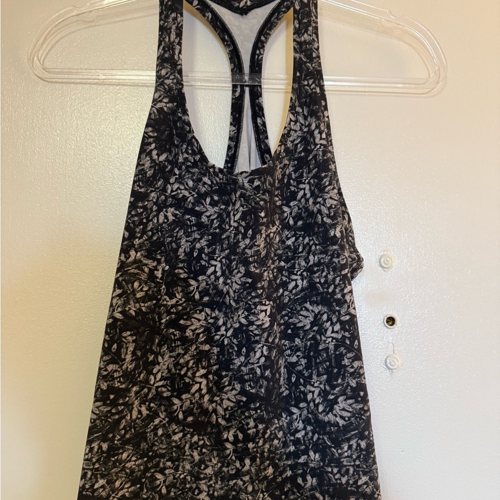 ✨MOVING SALE✨Lululemon Black and White Pattern Racerback Tank